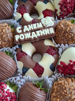 Клубника в шоколаде с шоколадными пончиками