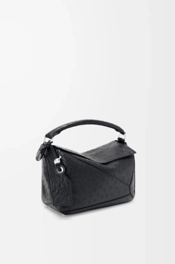 Loewe Маленькая сумка Puzzle Featherlight из страусиной кожи, черный