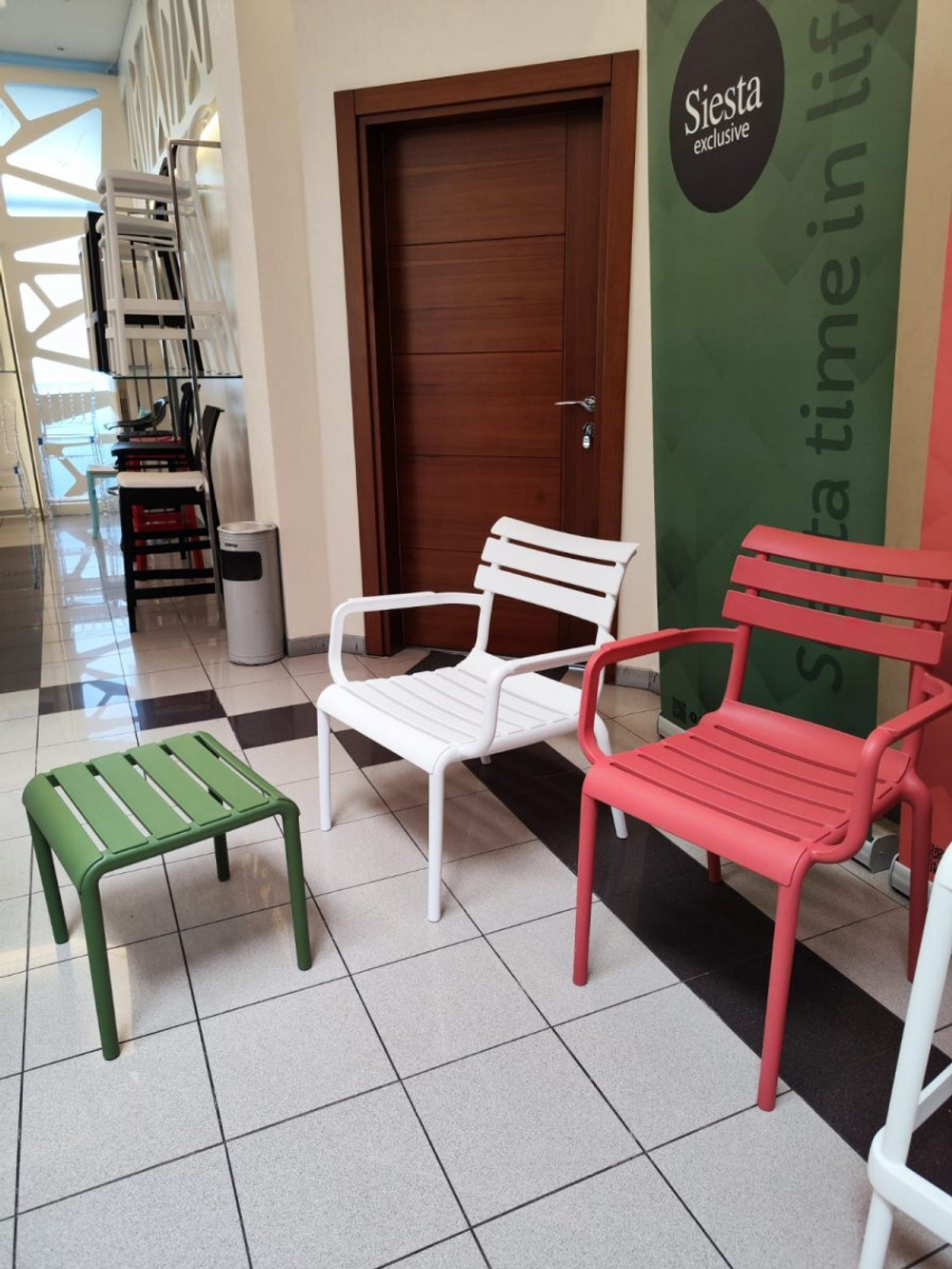 Кресло лаунж пластиковое Siesta Contract Paris Lounge, белый
