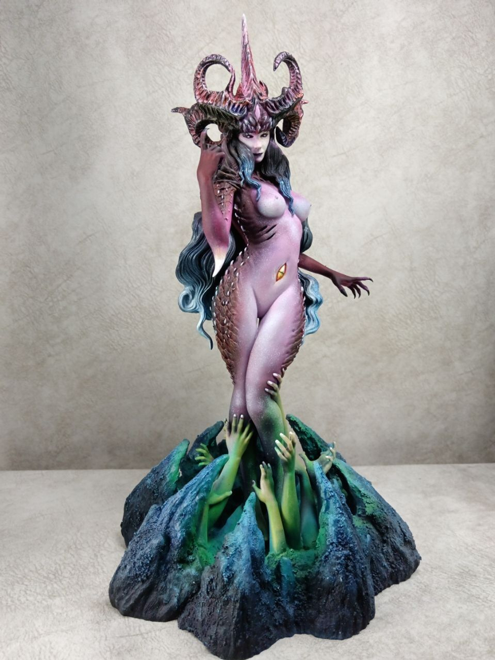 Slaanesh Та Что Жаждет Фигурка 38см В наличии