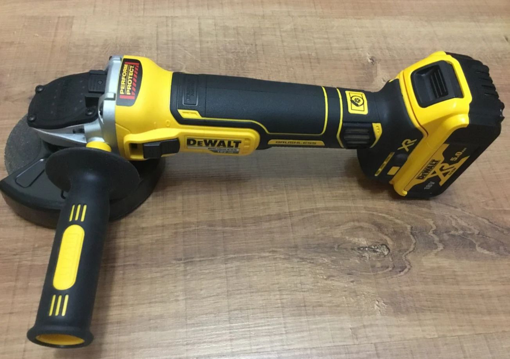 Бесщеточная угловая шлифмашина DEWALT DCG405NT