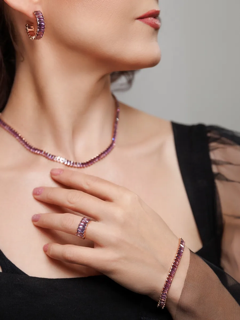 Серьги-кольца Гламур с дорожкой из фиолетовых камней
