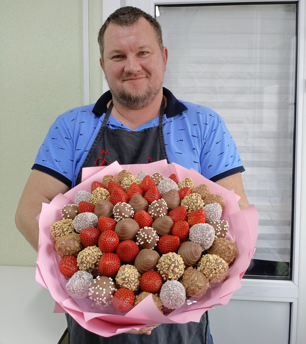 Большой букет из клубники в шоколаде " Молочное удовольствие"