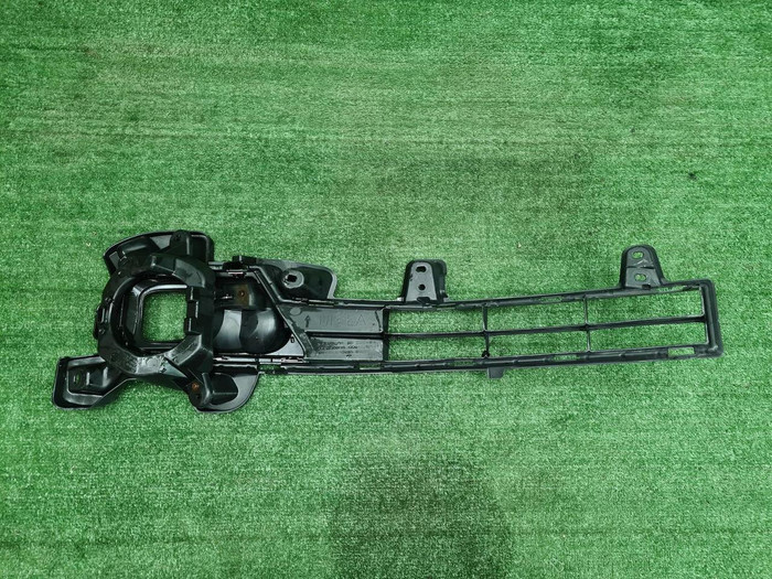 Накладка ПТФ левая Toyota Land Cruiser 200 (15-21)