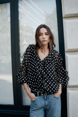 ZARA БЛУЗА С ВОЛАНАМИ И ПРИНТОМ В ГОРОХ, ЧЕРНЫЙ/ЭКРЮ