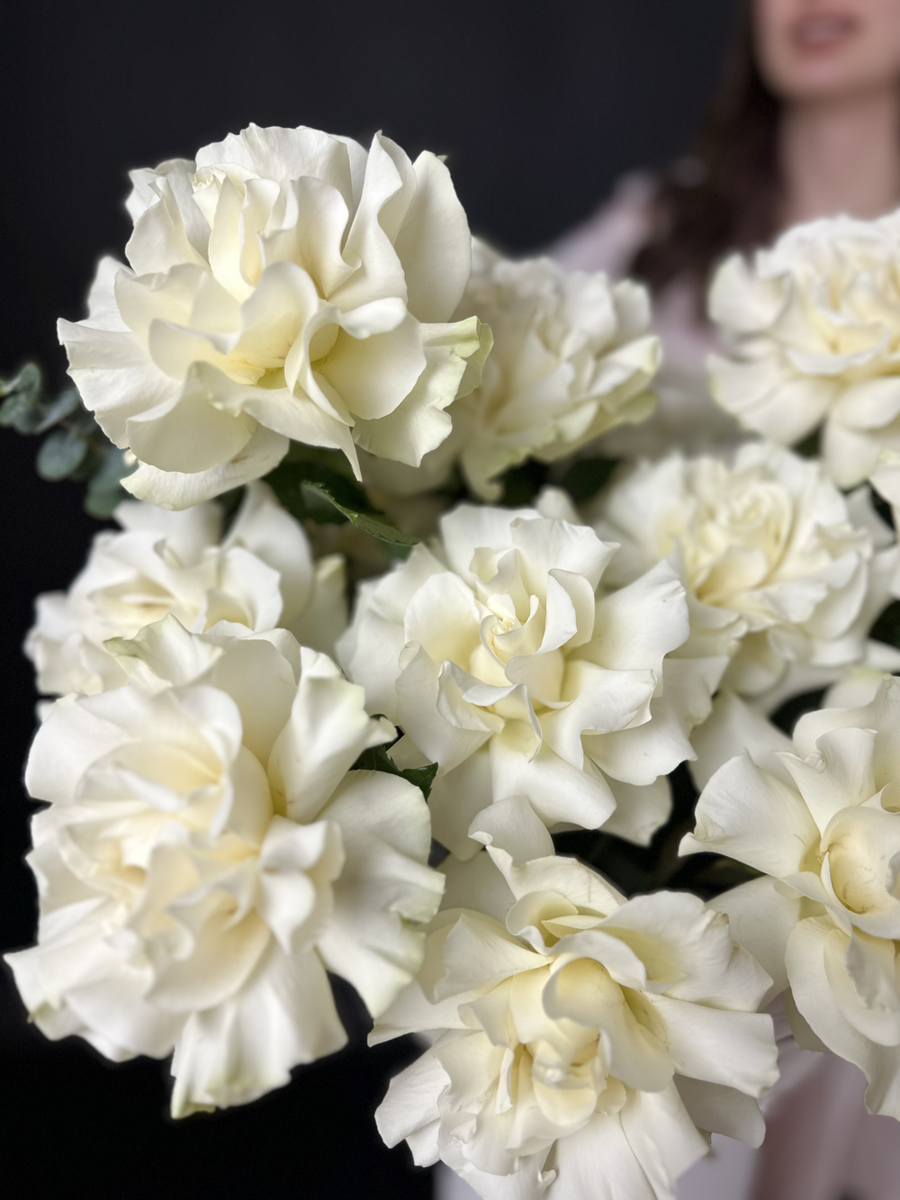 Bouquet of 25 white French Blanche roses in a basket