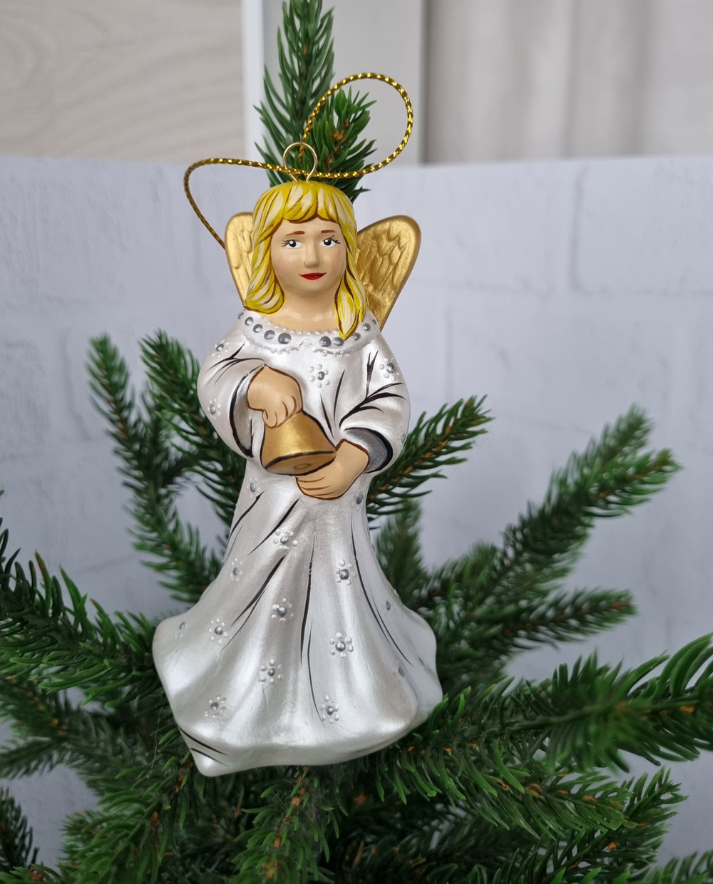 Ангел с колокольчиком ёлочная игрушка из фарфора