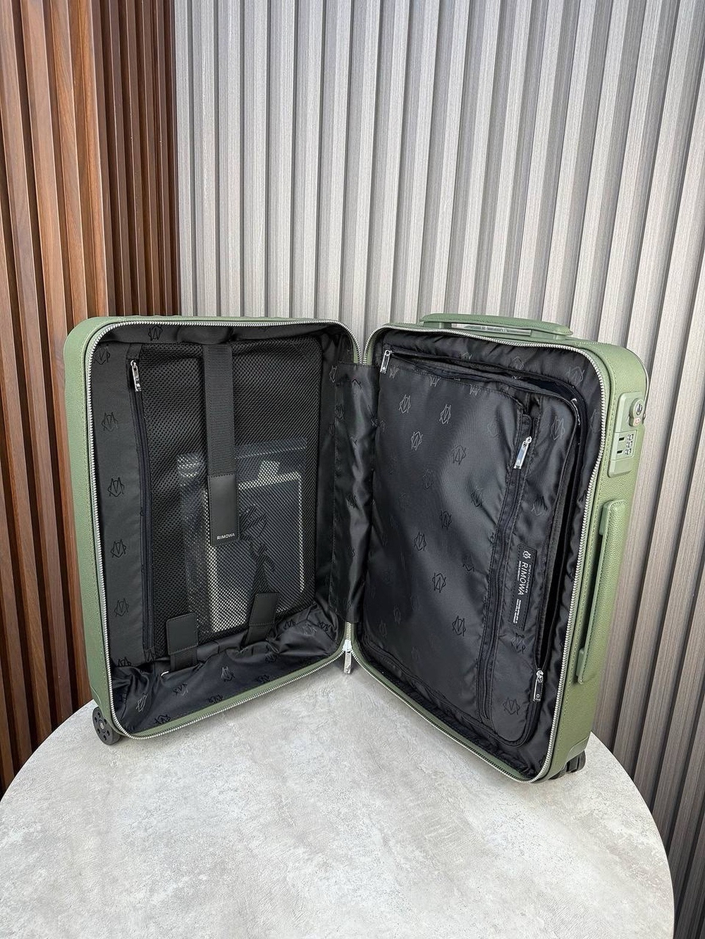 Дорожный чемодан Rimowa Distinct