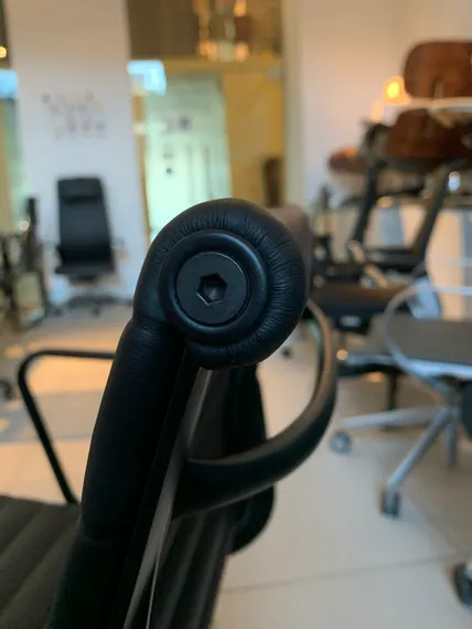 Культовое офисное кресло Eames Ribbed EA 119 из черной кожи с черным каркасом | Купить в Hallberg.ru