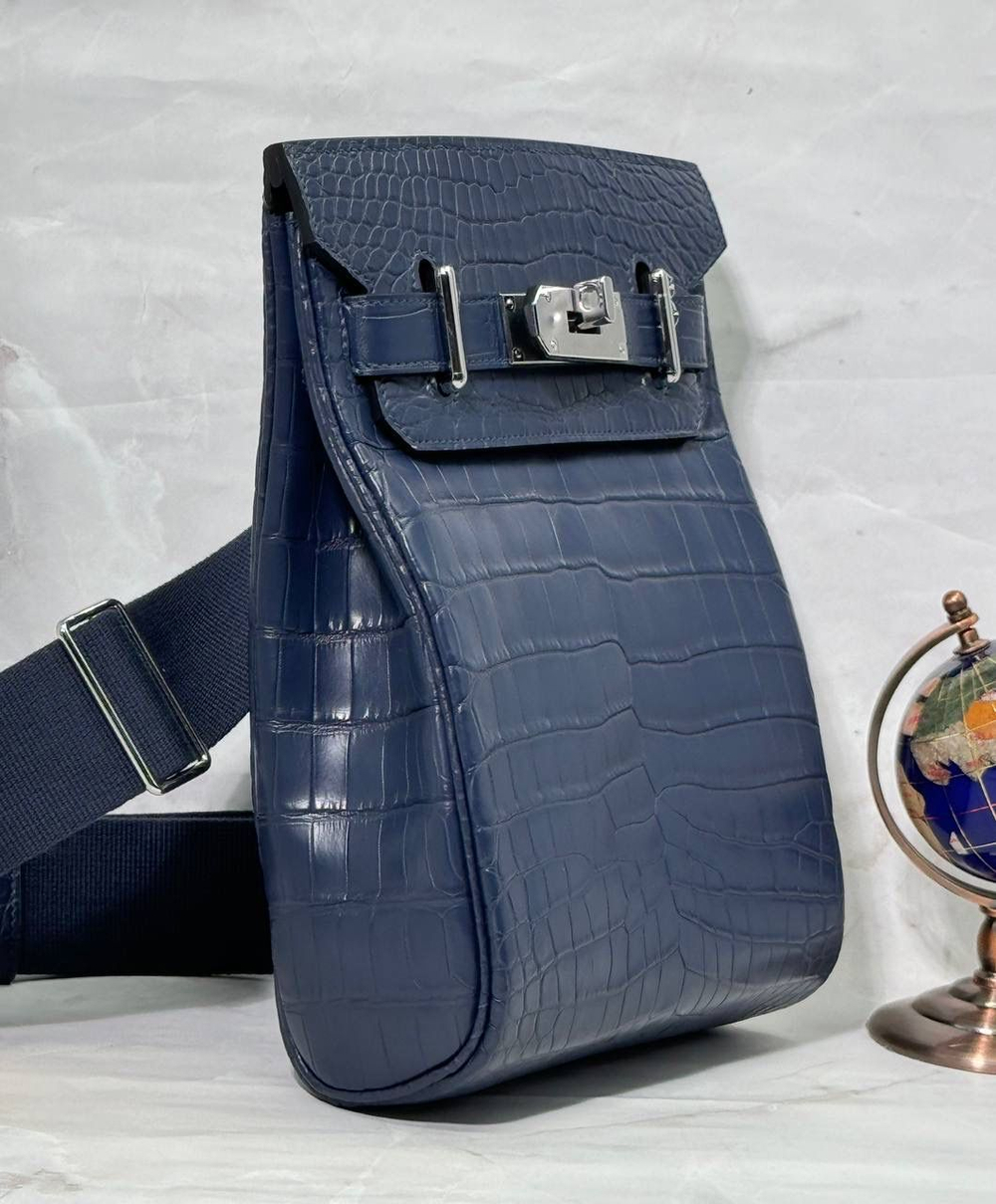 Сумка-слинг Hermes из кожи крокодила