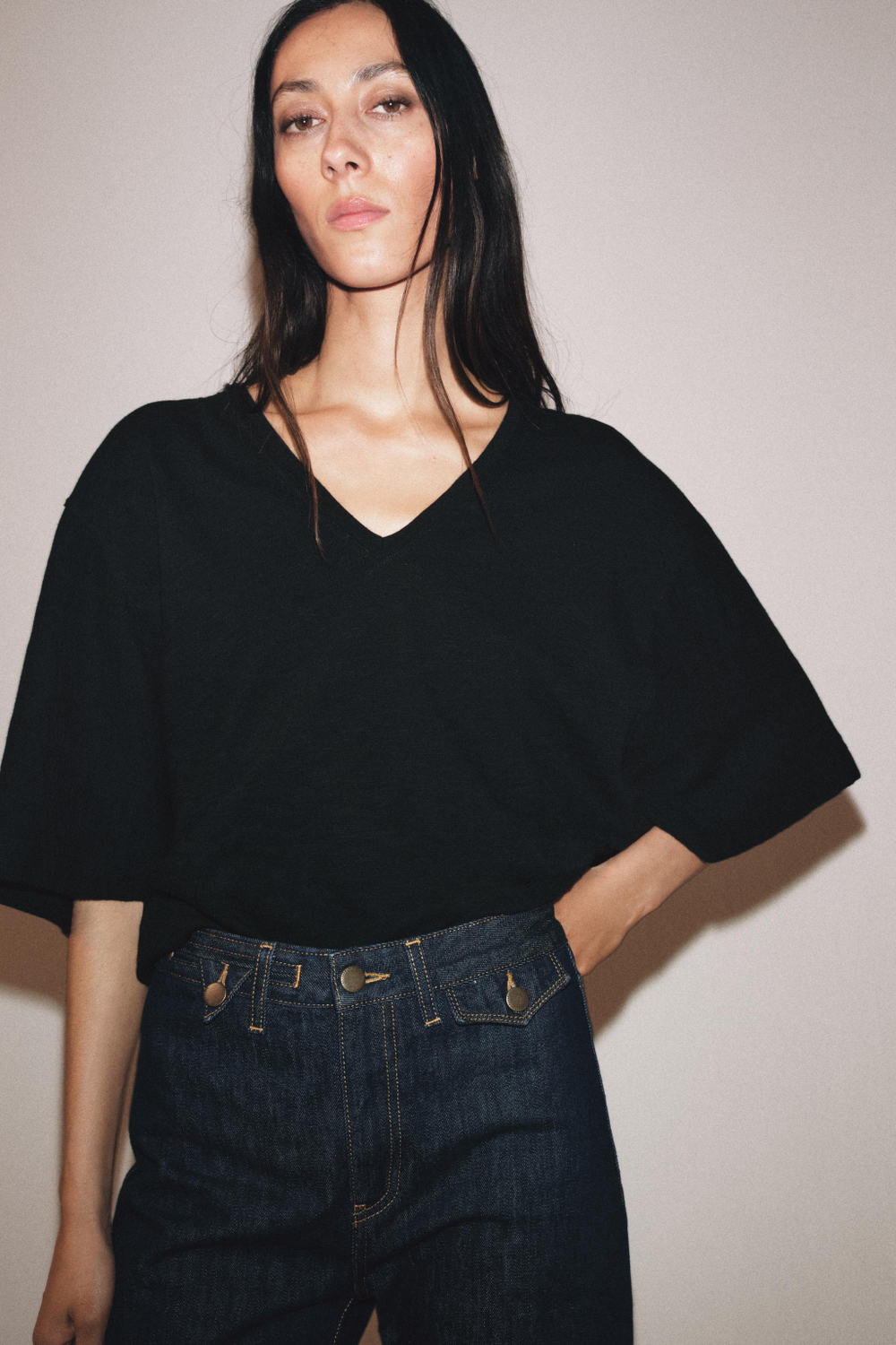 ФУТБОЛКА С V-ОБРАЗНЫМ ВЫРЕЗОМ — ZARA
