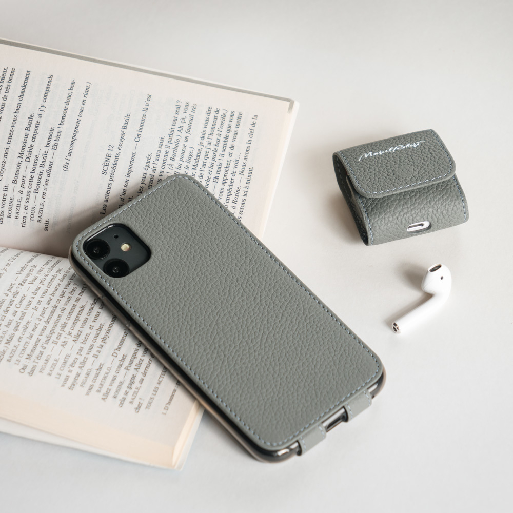 Чехол кожаный для iPhone 11 серого цвета