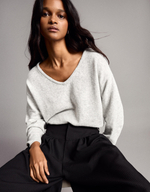 Женский свитер оверсайз с V-образным вырезом soft touch - BERSHKA