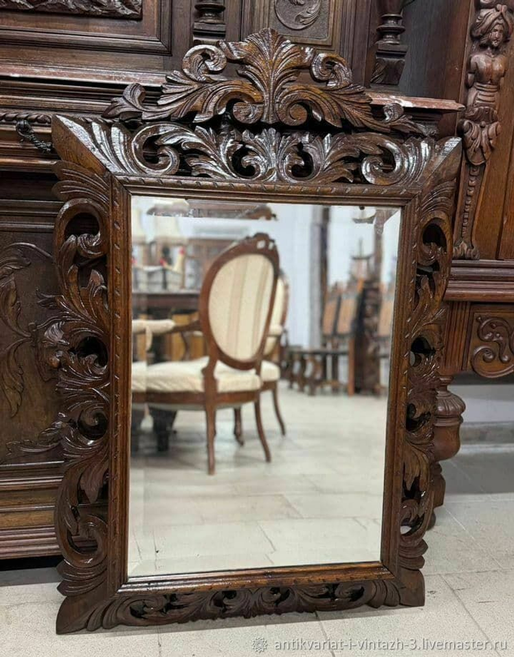 Старинное настенное зеркало