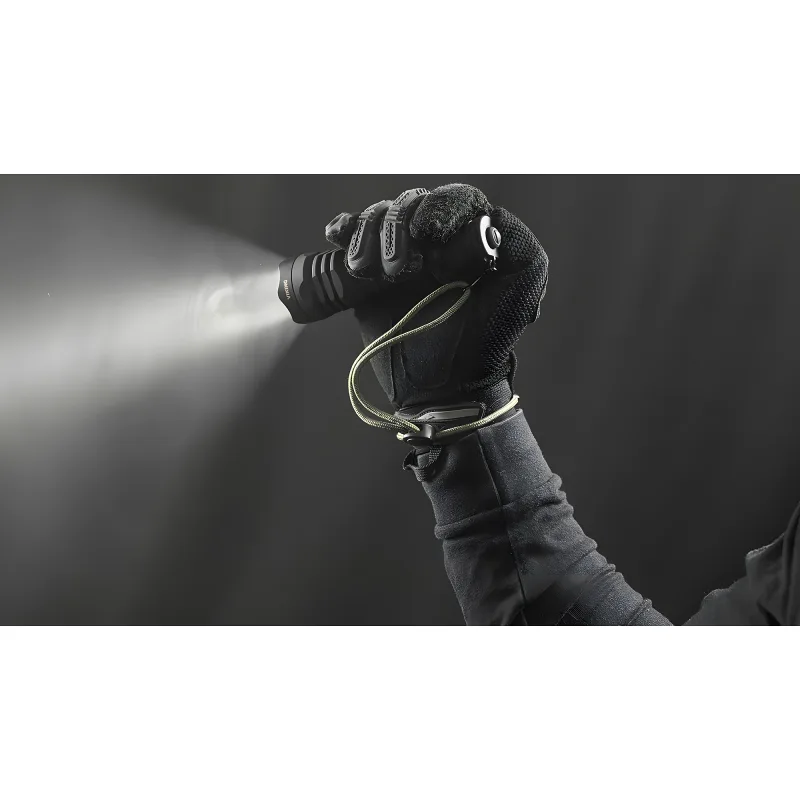 Тактический фонарь Armytek Viking 2330 лм (тёплый свет) - демонстрация работы в руке в перчатке