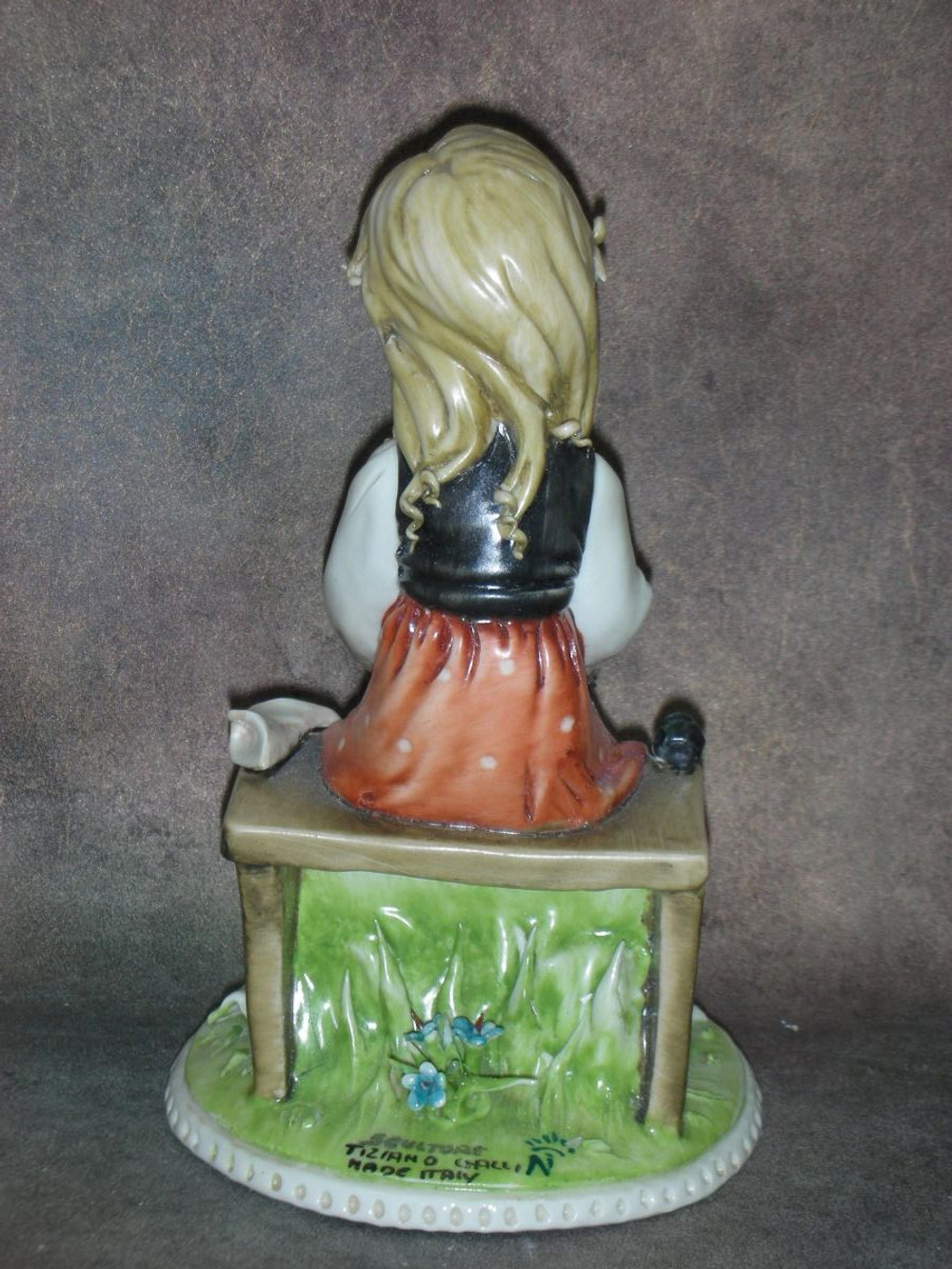 Статуэтка. Фарфор. Школьница. Capodimonte. Италия