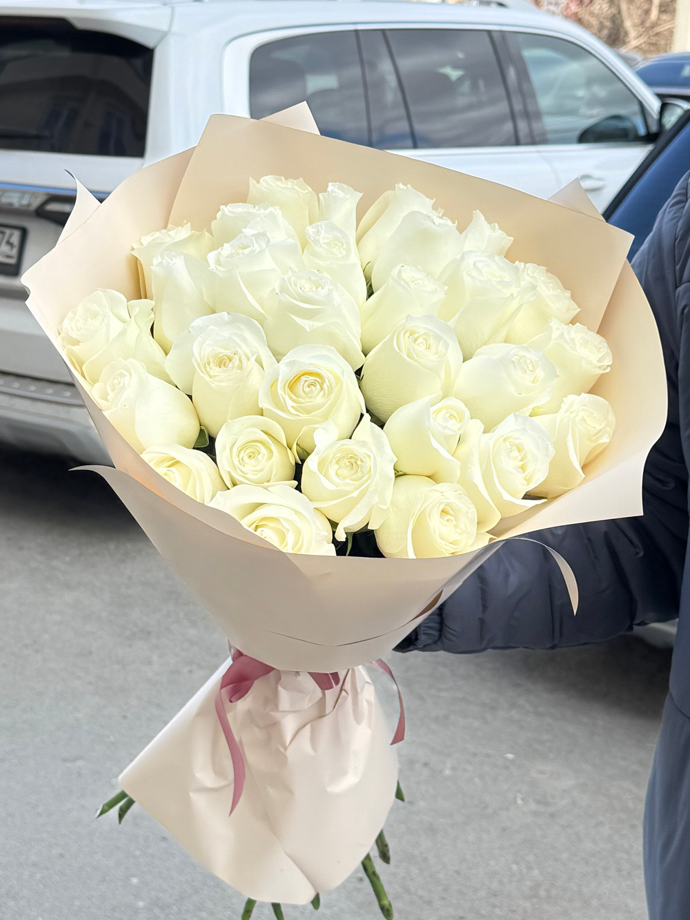 29 белых роз