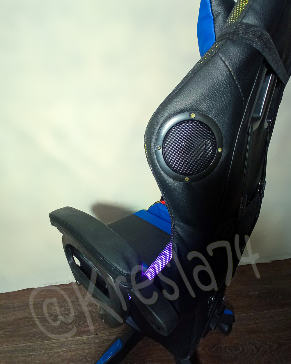 Геймерское кресло с RGB подсветкой и динамиками черно-синее