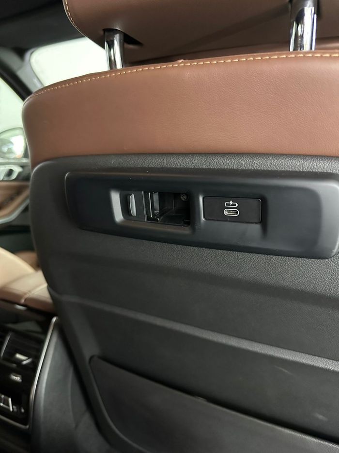 Комплект мониторов на подголовник для BMW G серии в штатные места - RDL-1188 с сенсорным экраном 12,3” (1920 х 1280 пикселей, Android 13, 4G)