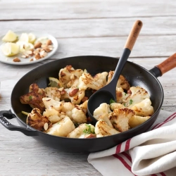 STAUB Сковорода чугунная с деревянной ручкой, 24 см. 40508-297-0
