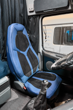 Чехлы Люкс VOLVO FH-13 после 2018 года: водитель от сиденья, пассажир от стойки кабины (один вырез под ремень) (экокожа, синий, черная вставка)