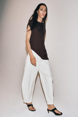 ZARA ТРИКОТАЖНЫЙ ТОП АСИММЕТРИЧНОГО КРОЯ, КОРИЧНЕВЫЙ