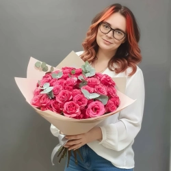 Букет "Монако" из премиальных кустовых роз в упаковке.
