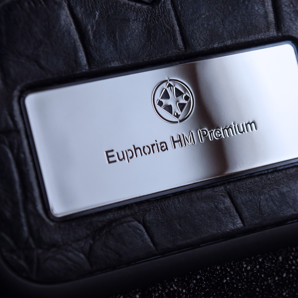 Крупный план фирменной планки Euphoria HM — Богородица,  чехол iphone 18 pro max, детализация литья