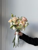 Свадебнй букет из одноголовых пионовидных роз, лизиантуса, маттиолы и диантусов