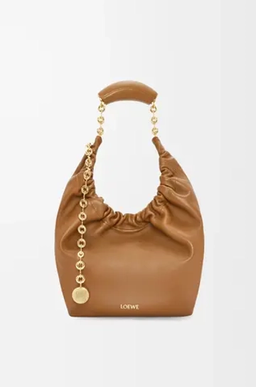 Loewe Маленькая сумка-мешок Squeeze из мягкой кожи ягненка наппа, светло-коричневый