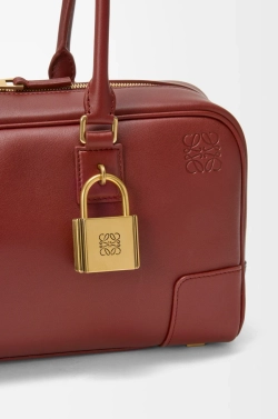Loewe Укороченная сумка Amazona 31 из блестящей телячьей кожи, красное дерево