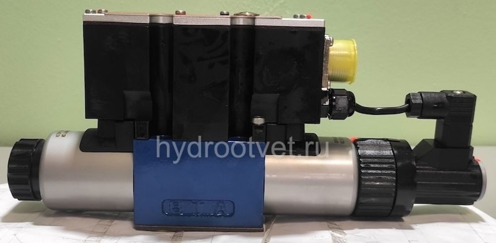 4WREE6E1-32-2X/G24K31/A1V - Пропорциональный распределитель с обратной связью по положению золотника со встроенным усилителем Ду6, A1 = ±10 В, номинальный расход 32 л/мин, схема E1-