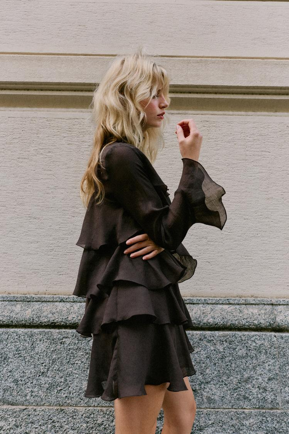 ZARA МИНИ-ПЛАТЬЕ С ВОЛАНАМИ, КОРИЧНЕВЫЙ
