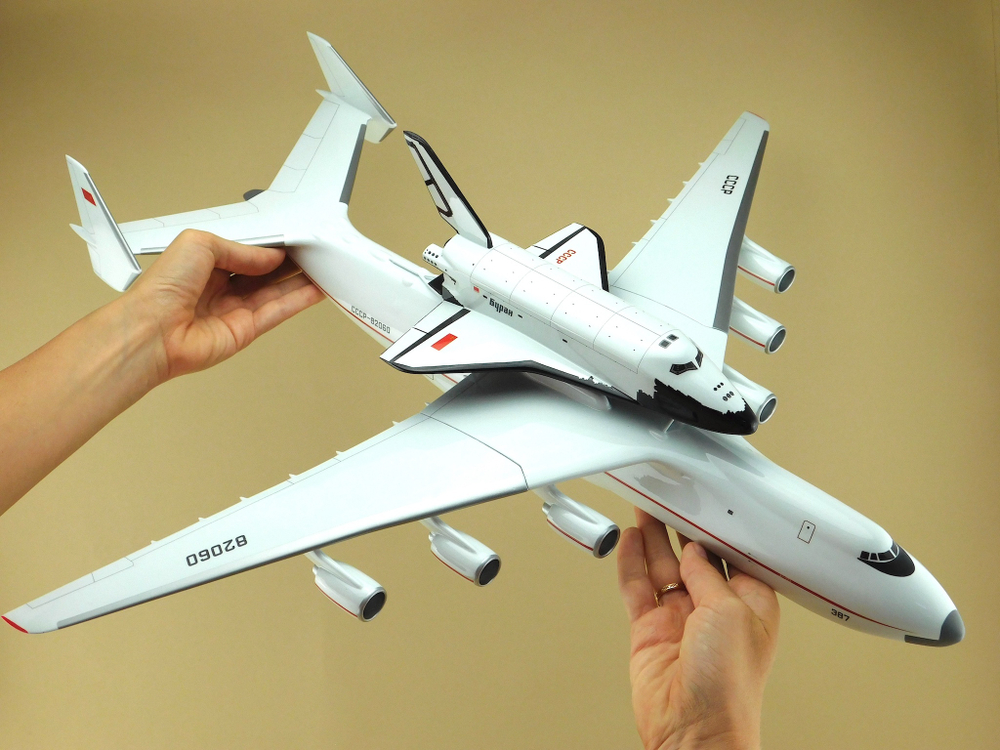 Модель самолета Ан-225 (М1:144, "МРIЯ" с Бураном, СССР-82060)