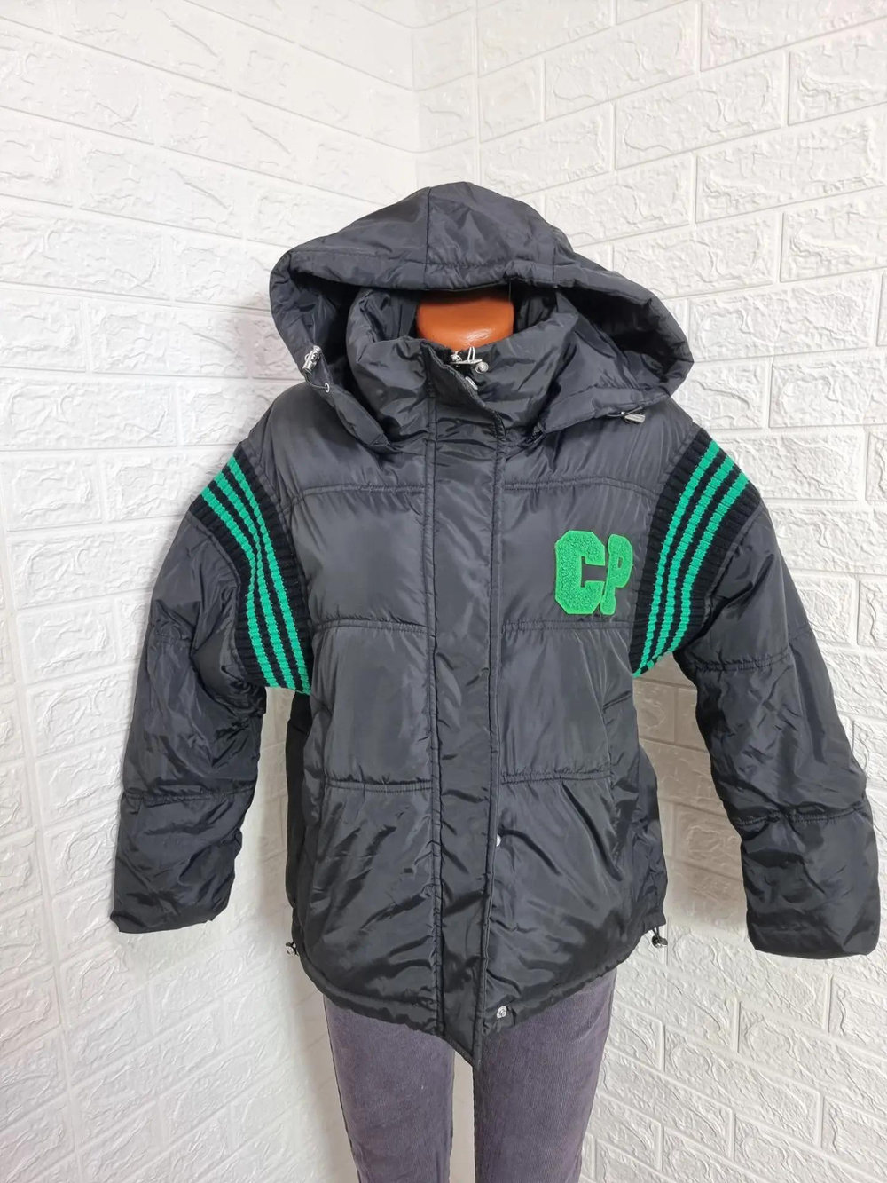 Зимняя спортивная куртка-пуховик YLL Classic Fashion, черная с зеленым декором и капюшоном, размер 50-52