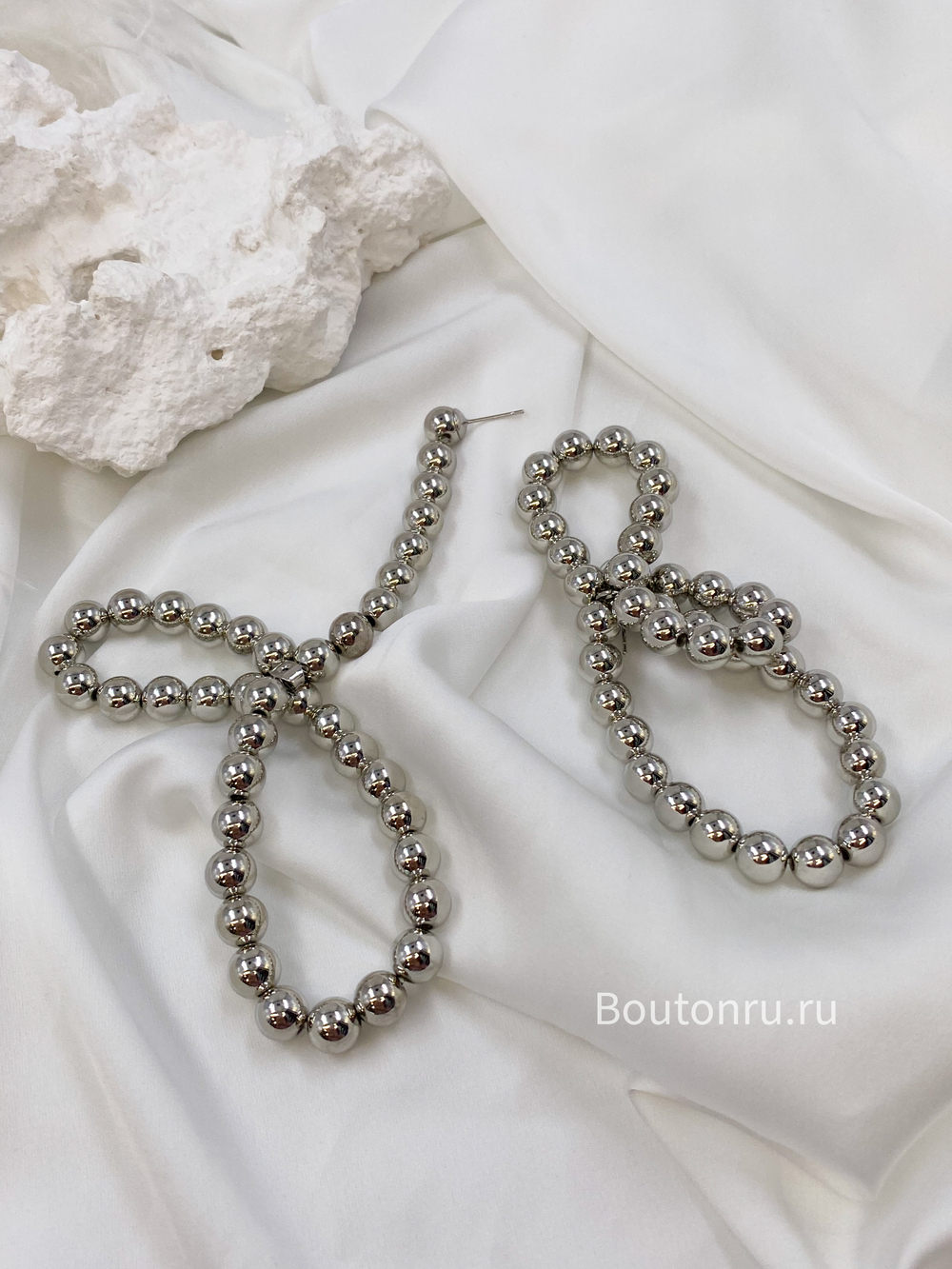 Серьги из бусин серебро бантики