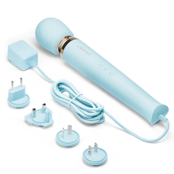 Нежно-голубой проводной вибромассажер Le Wand Sky Blue с 10-ю скоростями