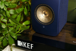 KEF LSX II Cobalt Blue активная беспроводная полочная акустическая система (пара) + напольные стойки KEF S1 Floor Stand (пара)
