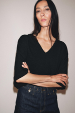 ФУТБОЛКА С V-ОБРАЗНЫМ ВЫРЕЗОМ — ZARA