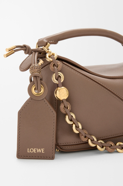 Loewe Мини-сумка Puzzle Featherlight из овечьей кожи наппа, серо-коричневый