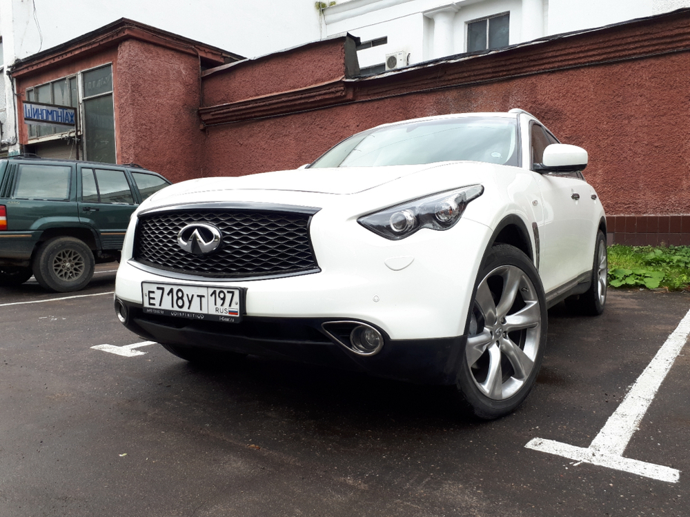 Решетка радиатора 2017 черная Infiniti QX70 FX37 FX50 FX30d