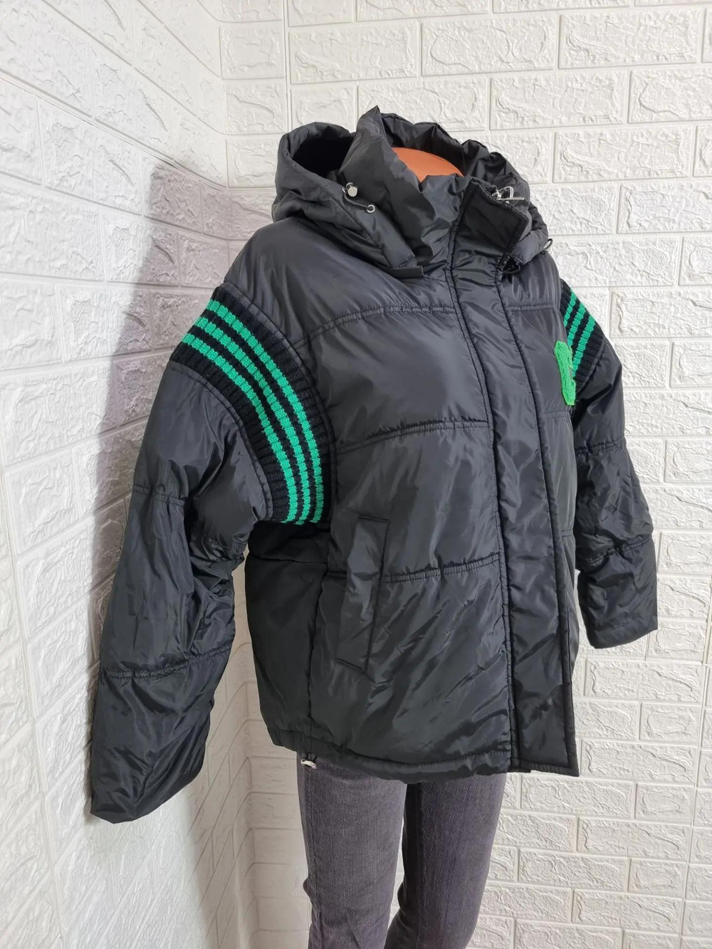 Зимняя спортивная куртка-пуховик YLL Classic Fashion, черная с зеленым декором и капюшоном, размер 50-52