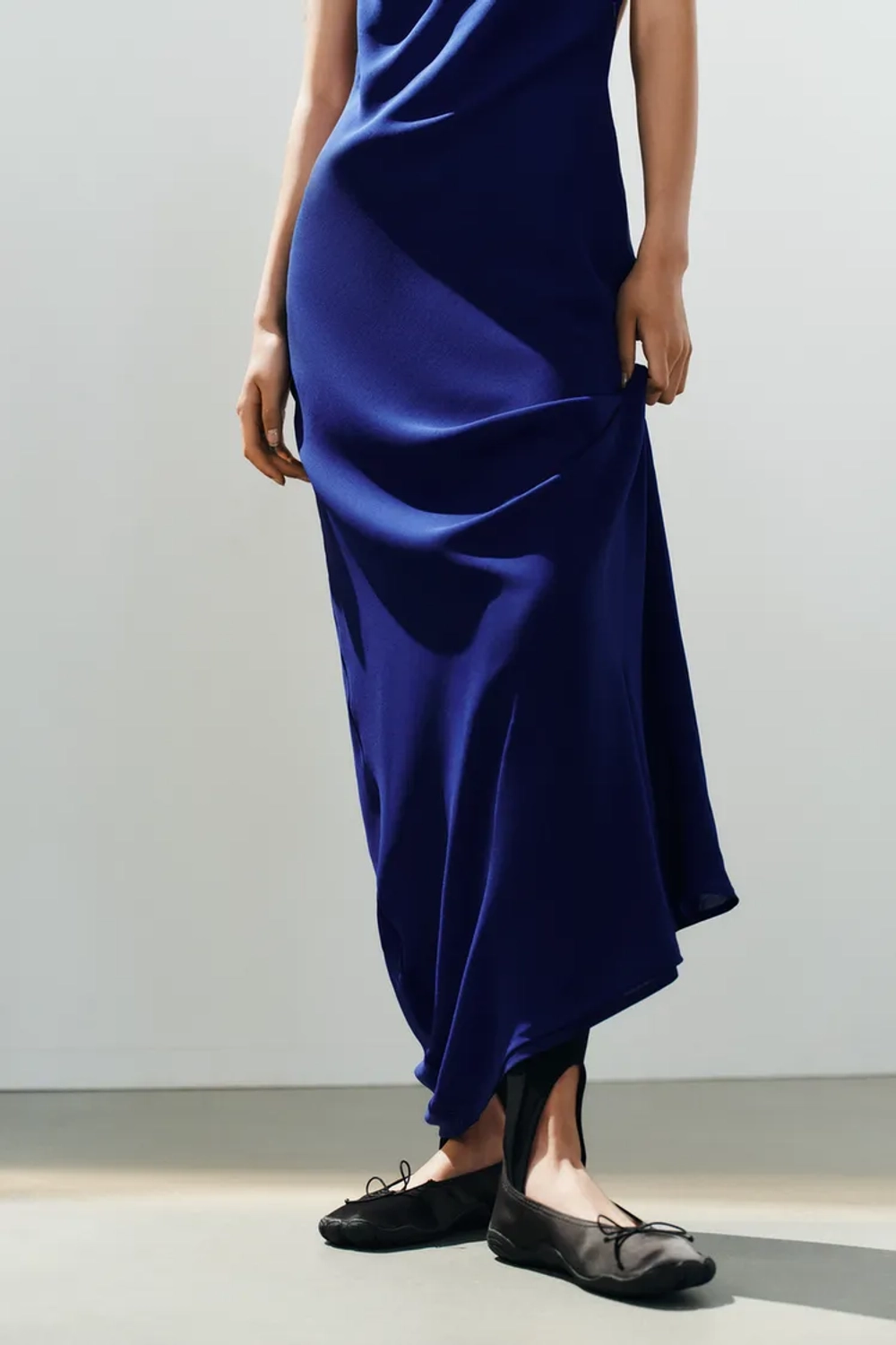 ZARA ДЛИННОЕ ПЛАТЬЕ-ХАЛТЕР, НЕОНОВЫЙ СИНИЙ