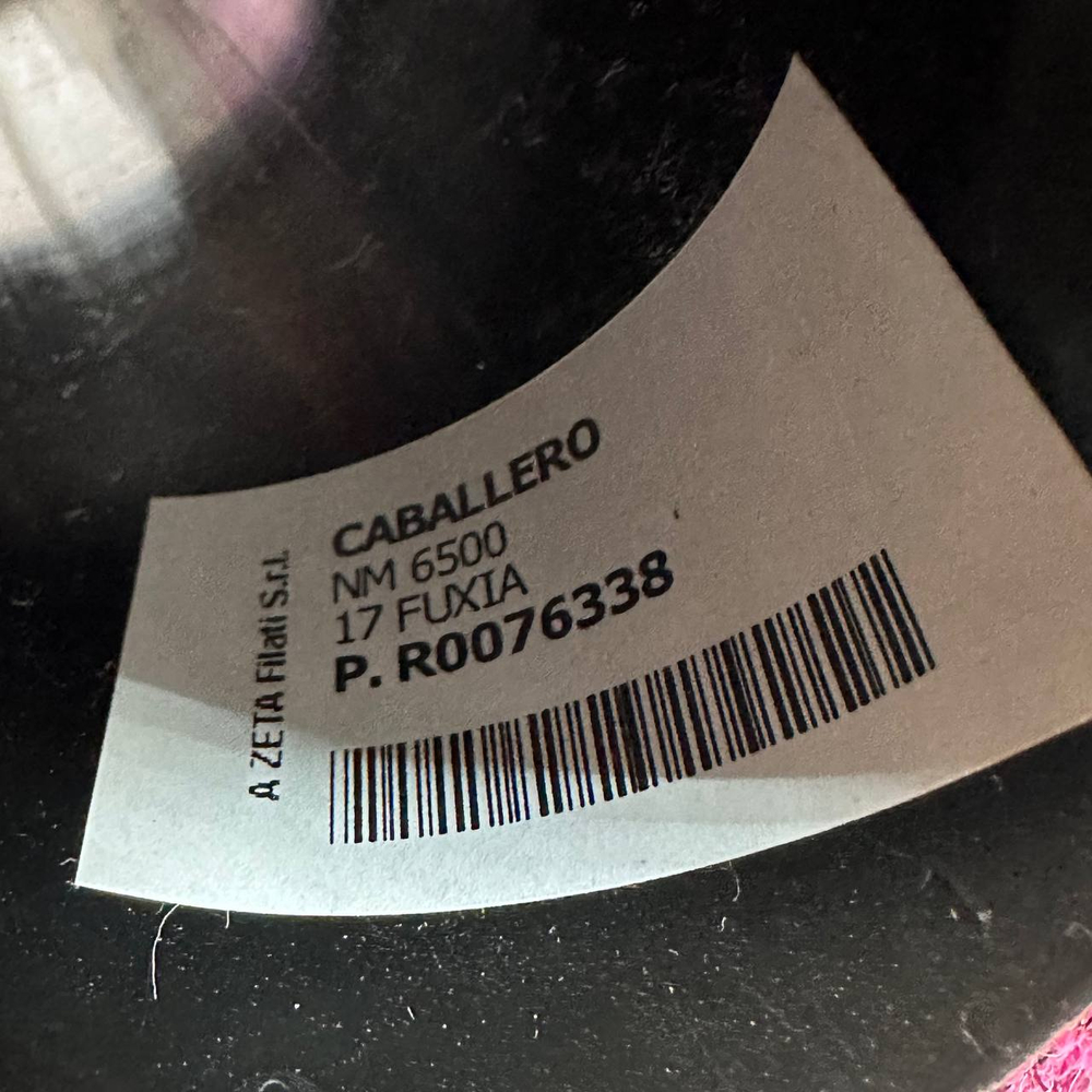CABALLERO - Azeta Filati; хлопок, люрекс, п/а; мелкое букле; 650м/100гр; цвет: «розовая орхидея» на черной нити, люрекс в цвет; MP