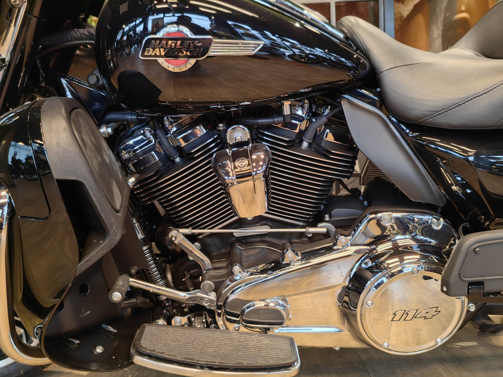 Ultra Limited, Harley-Davidson (FLHTK) Vivid Black/Chrome