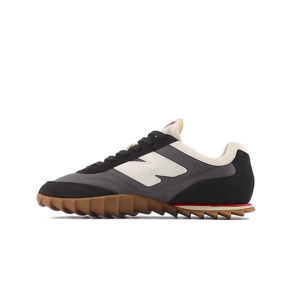 alt="New Balance RC30 Black Sea Salt URC30VC черные кроссовки с бежевыми акцентами вид сбоку на белом фоне"