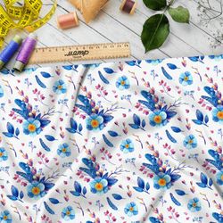 Ткань шифон мелкие цветы и перья с брусникой на белом фоне