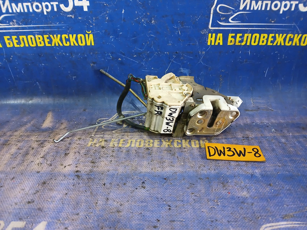 Замок двери передней правой MAZDA DEMIO 1998
