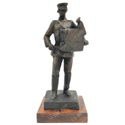 Динес Ю. С. Шарманщик. Бронза, литьё. 2000
