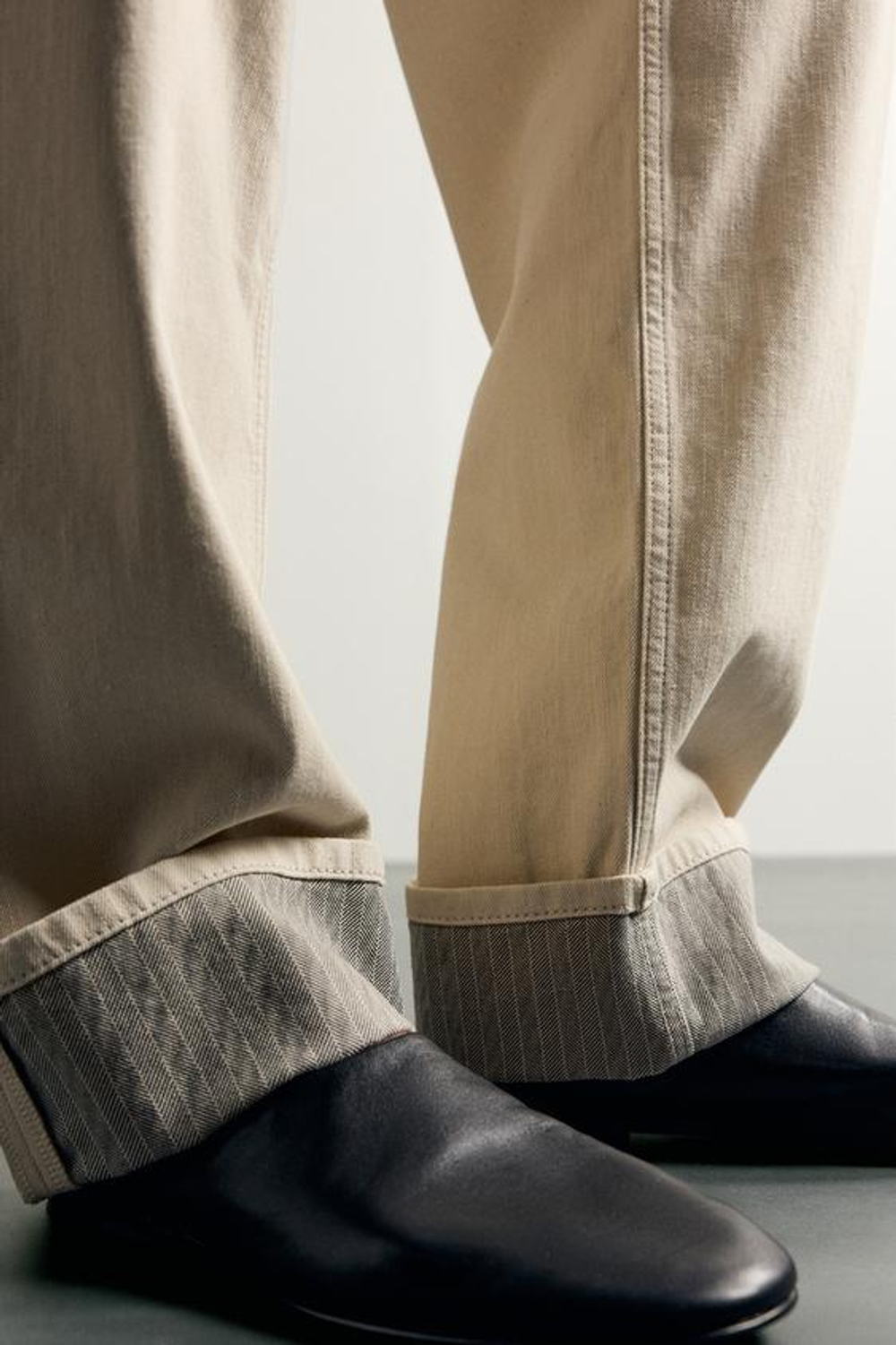 ZARA ДЖИНСЫ STRAIGHT FIT С КОНТРАСТНЫМИ ОТВОРОТАМИ, ЭКРЮ